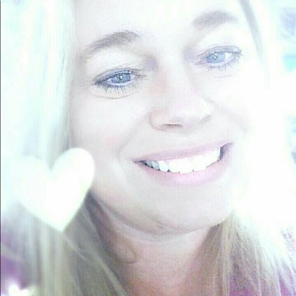 Meet your Posher, Melissa  🌺Posh Ambassador 🌺 - Picture 1 of 1